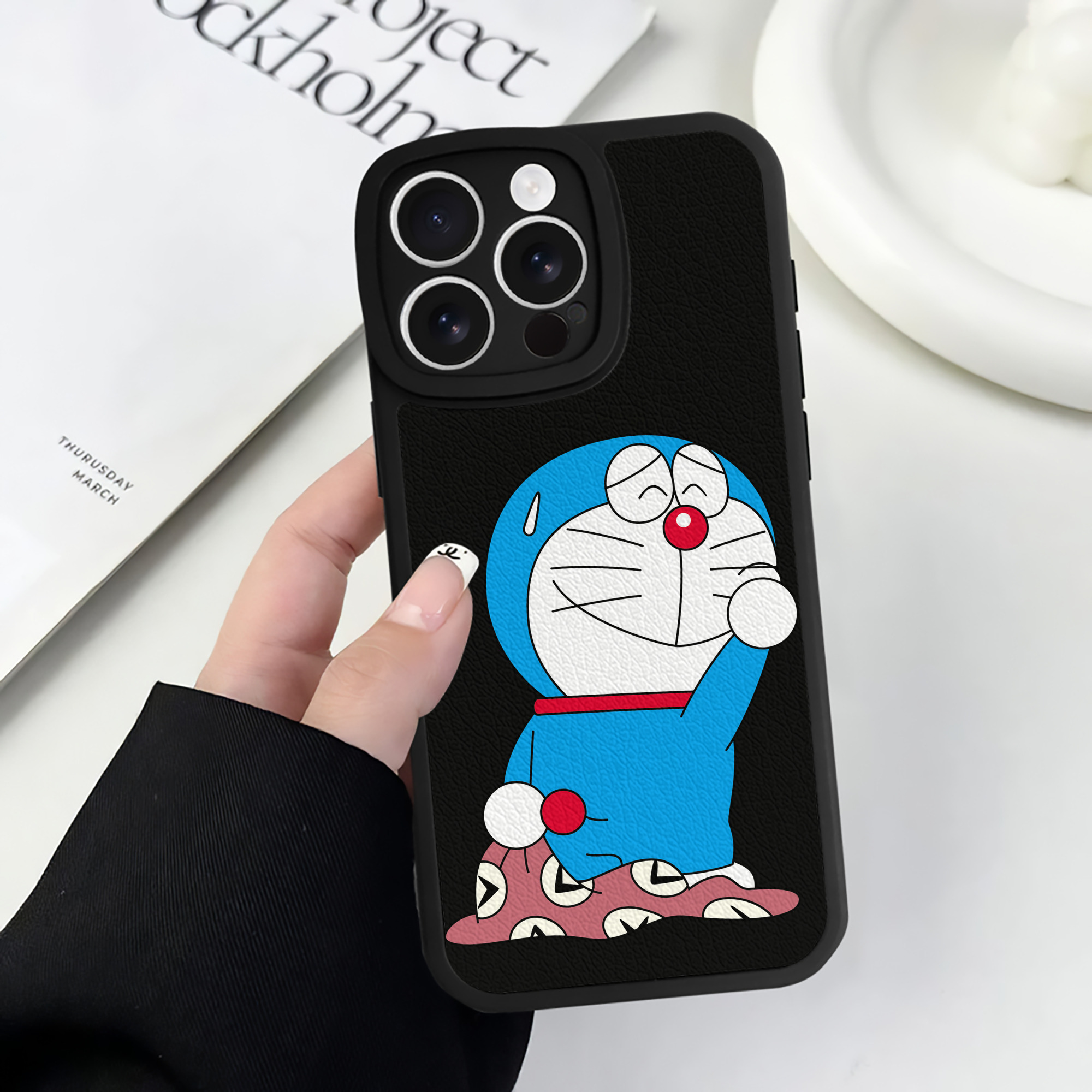 （画像用） ドラえもん Doraemon 【iPhone 16シリーズ対応】シリコンスマホケース（レザー調） 材質：シリコン
